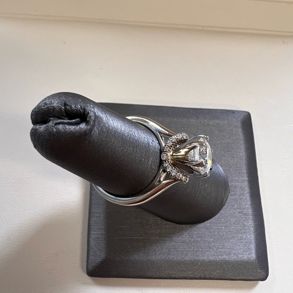 Ladies natural diamond engagement ring set in 14k white gold. - Picture 3 of 4